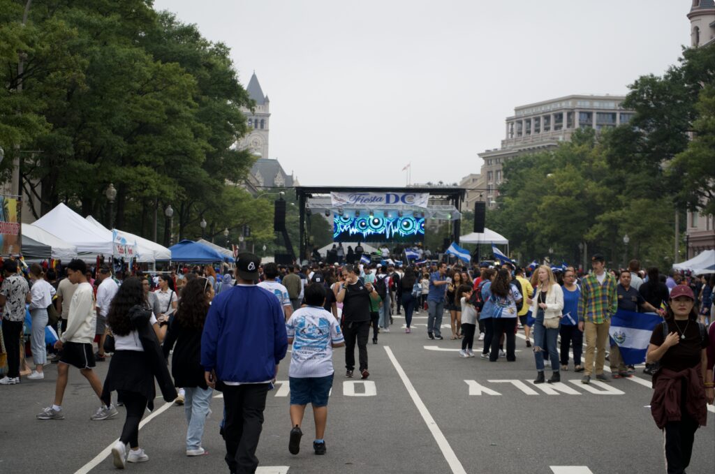 Multitud en un festival callejero al aire libre que se dirige hacia el escenario