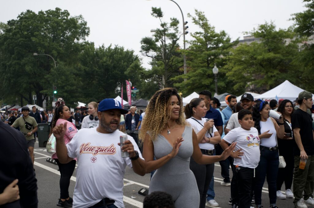 Gente bailando y paseando en un festival callejero