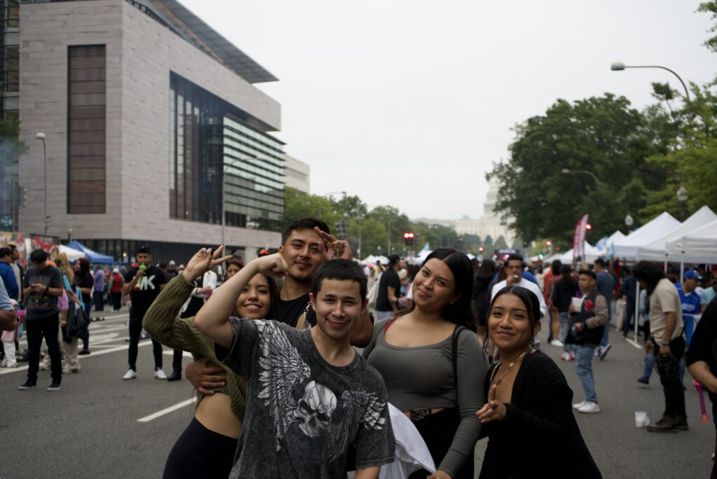 Un grupo de amigos posando en un festival callejero al aire libre