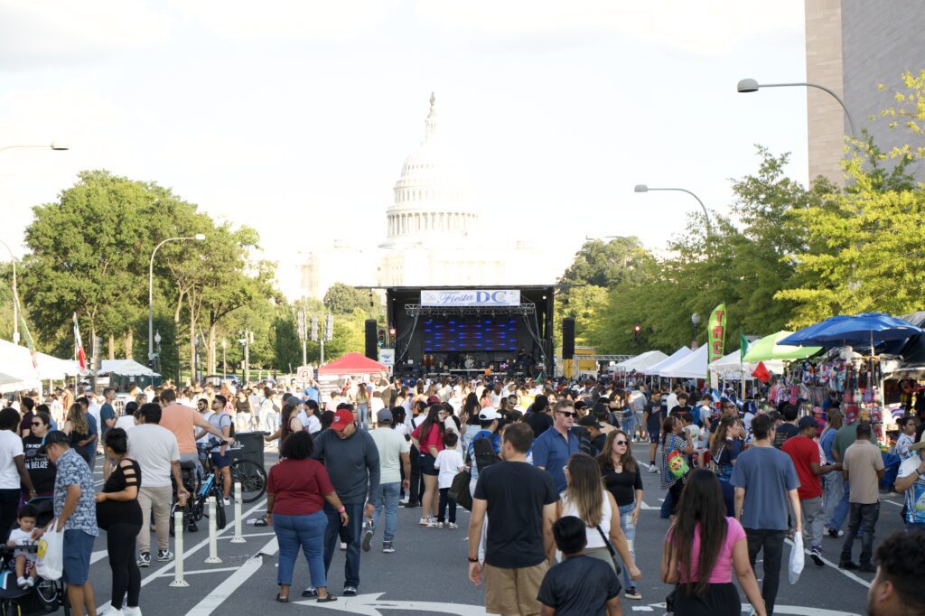 Multitud en un festival callejero con el Capitolio de EE. UU. al fondo